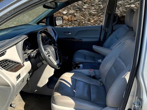Used 2018 Toyota Sienna XLE image 23