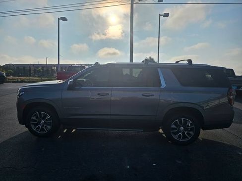 Used 2022 Chevrolet Suburban LT w/ Luxury Package AWD/4WD image 5