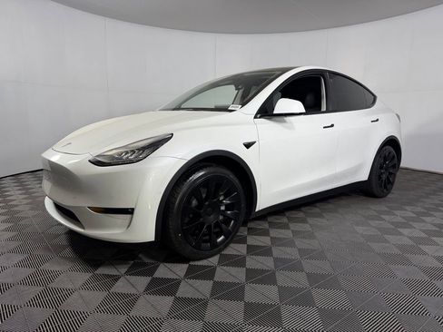 Used 2022 Tesla Model Y Long Range AWD/4WD image 3