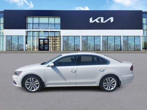 Used 2017 Volkswagen Passat 1.8T SEL Premium FWD image 4