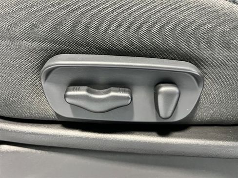 Used 2012 Nissan Titan SV w/ SV Value Truck Pkg image 12