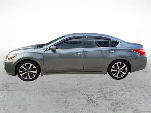 Used 2016 Nissan Altima 2.5 SR w/ LED Appearance Package image 5