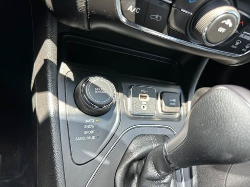 Used 2019 Jeep Cherokee Latitude w/ Popular Appearance Group AWD/4WD image 54