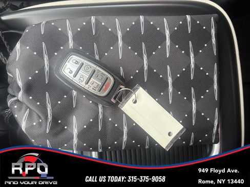 Used 2024 Chrysler Pacifica Touring-L FWD image 33