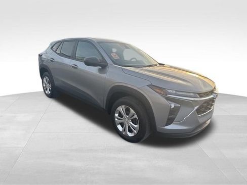 Used 2024 Chevrolet Trax LS w/ Driver Confidence Package image 7