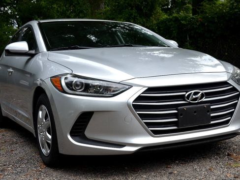 Used 2018 Hyundai Elantra SE FWD image 3