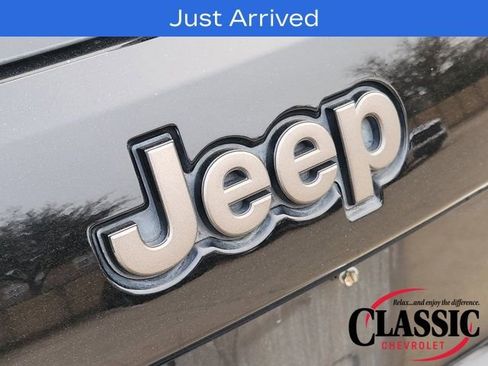 Used 2017 Jeep Grand Cherokee Laredo 75th Anniversary image 17