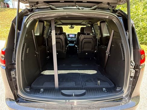 Used 2025 Chrysler Pacifica Limited FWD image 18