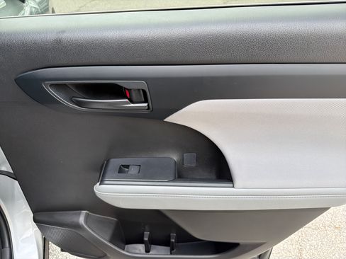 Used 2023 Toyota Highlander L FWD image 29