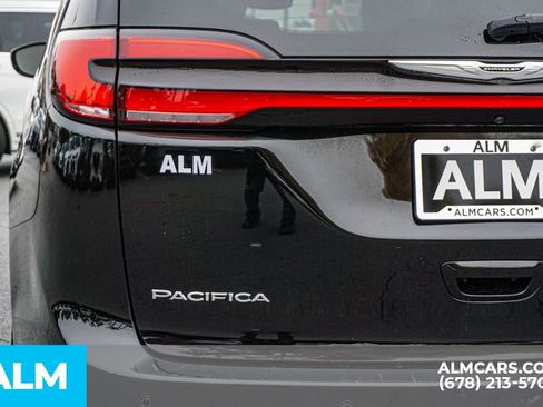 Used 2024 Chrysler Pacifica Select image 15