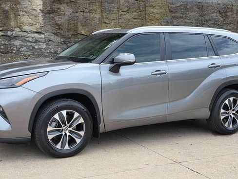 Used 2025 Toyota Highlander XLE FWD image 3