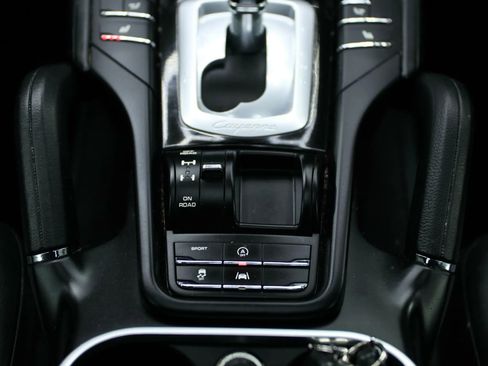 Used 2018 Porsche Cayenne S image 37