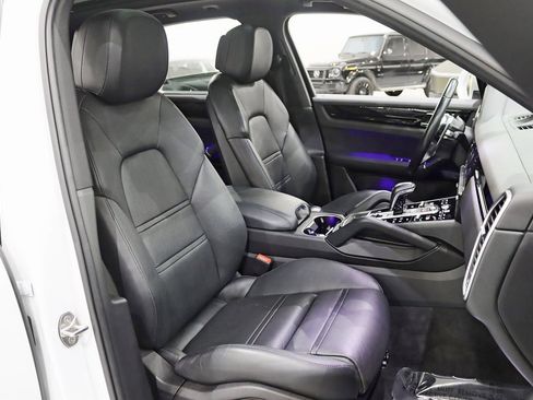 Used 2022 Porsche Cayenne Platinum Edition image 29