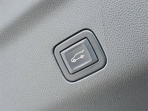 Certified 2022 Chevrolet Tahoe Z71 w/ Luxury Package image 33