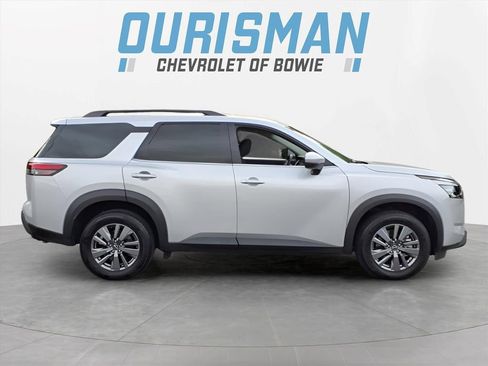 Used 2025 Nissan Pathfinder SV AWD/4WD image 2