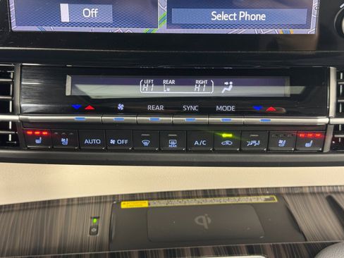 Used 2021 Toyota Sienna Limited image 29