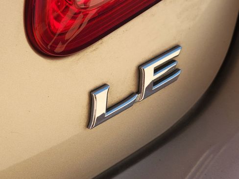 Used 2011 Toyota Camry LE image 14