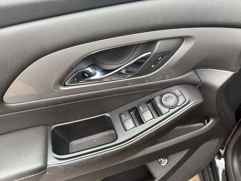 Used 2023 Chevrolet Traverse LT image 15