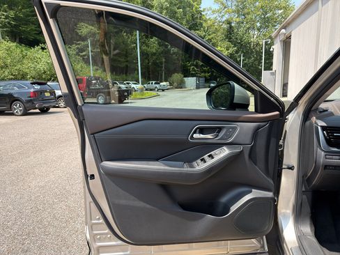 Certified 2023 Nissan Rogue Platinum w/ Platinum Premium Package AWD/4WD image 9