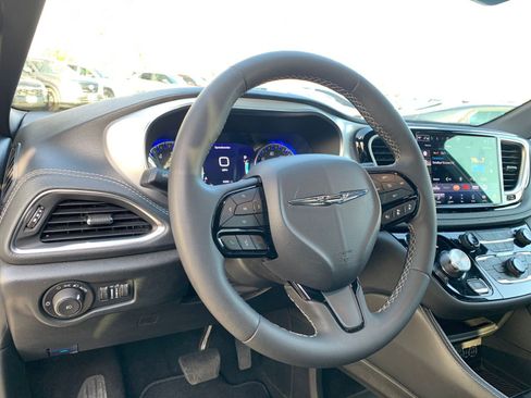 Used 2025 Chrysler Pacifica Limited image 38