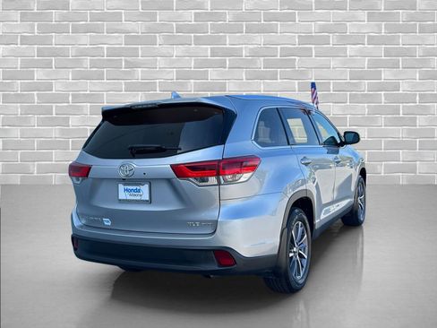 Used 2019 Toyota Highlander XLE AWD/4WD image 4