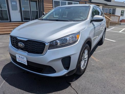 Used 2019 Kia Sorento AWD V6 image 2