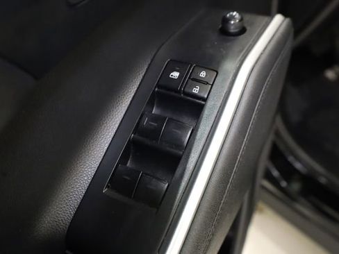 Used 2023 Toyota Highlander XLE image 18