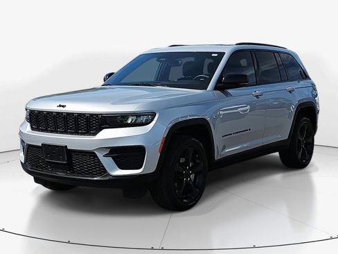 Used 2023 Jeep Grand Cherokee Altitude image 7