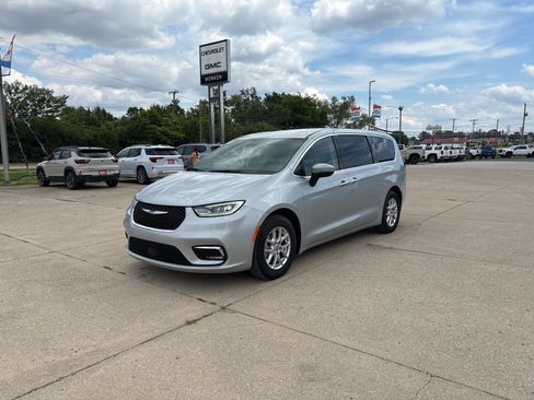 Used 2023 Chrysler Pacifica Touring-L FWD image 7