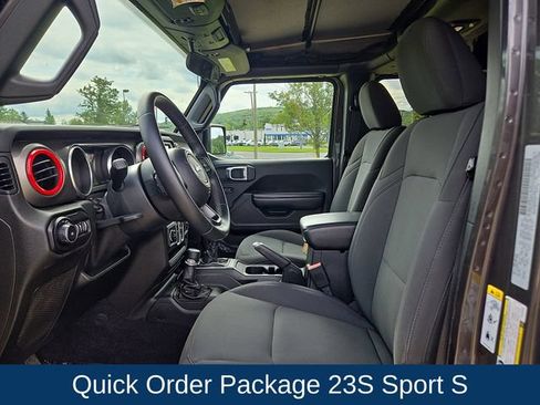 Used 2018 Jeep Wrangler Unlimited Sport S AWD/4WD image 2