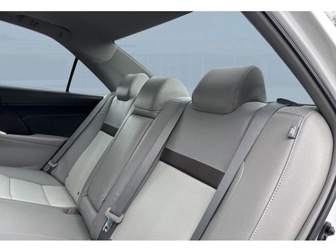 Used 2013 Toyota Camry XLE w/ Leather Pkg image 16