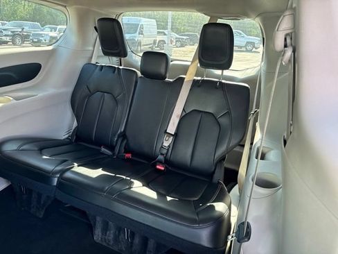 Used 2023 Chrysler Pacifica Touring-L FWD image 15