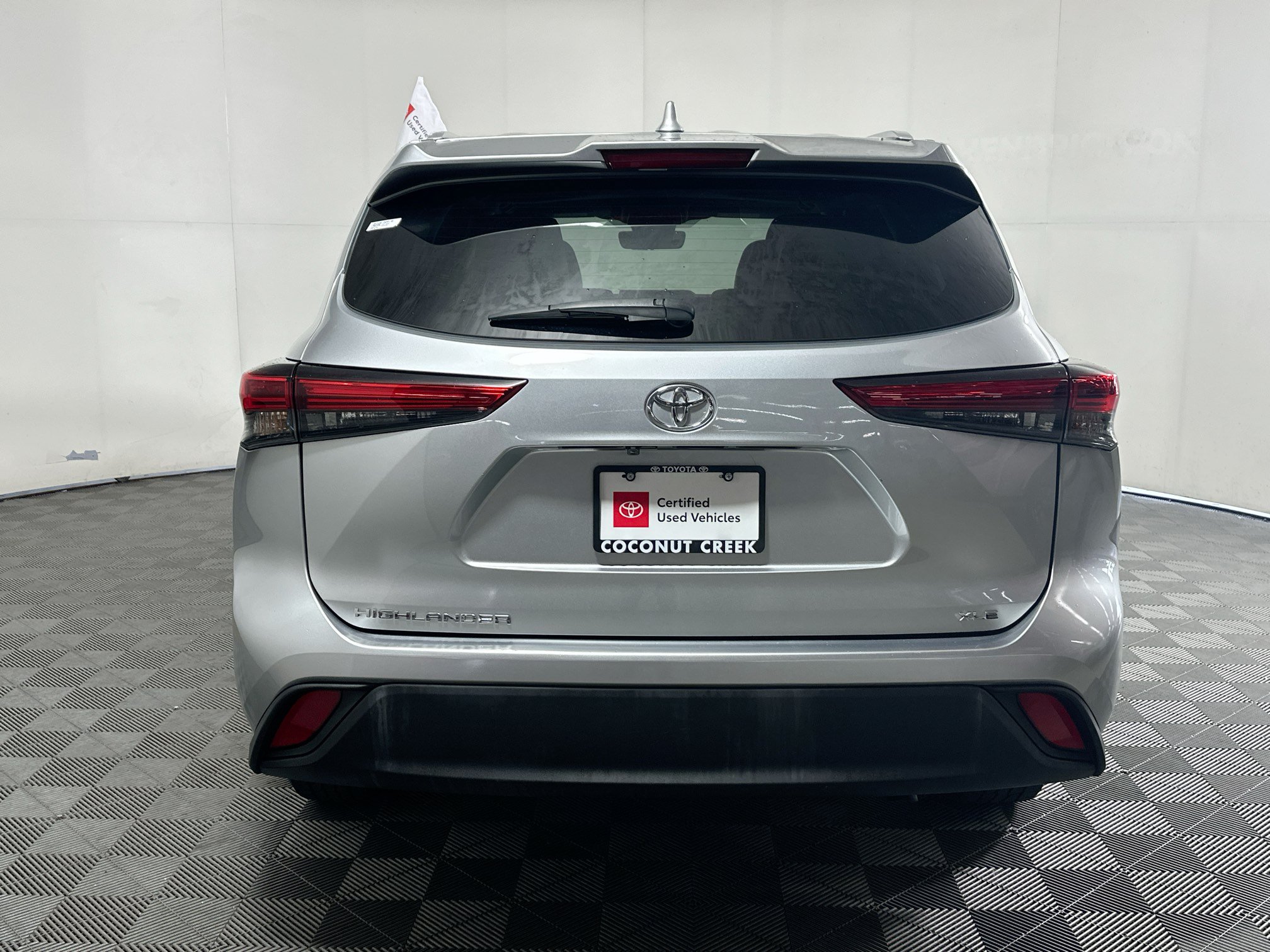 Used 2023 Toyota Highlander XLE FWD image 4
