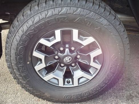 Used 2018 Toyota Tacoma TRD Off-Road w/ Technology Package AWD/4WD image 44
