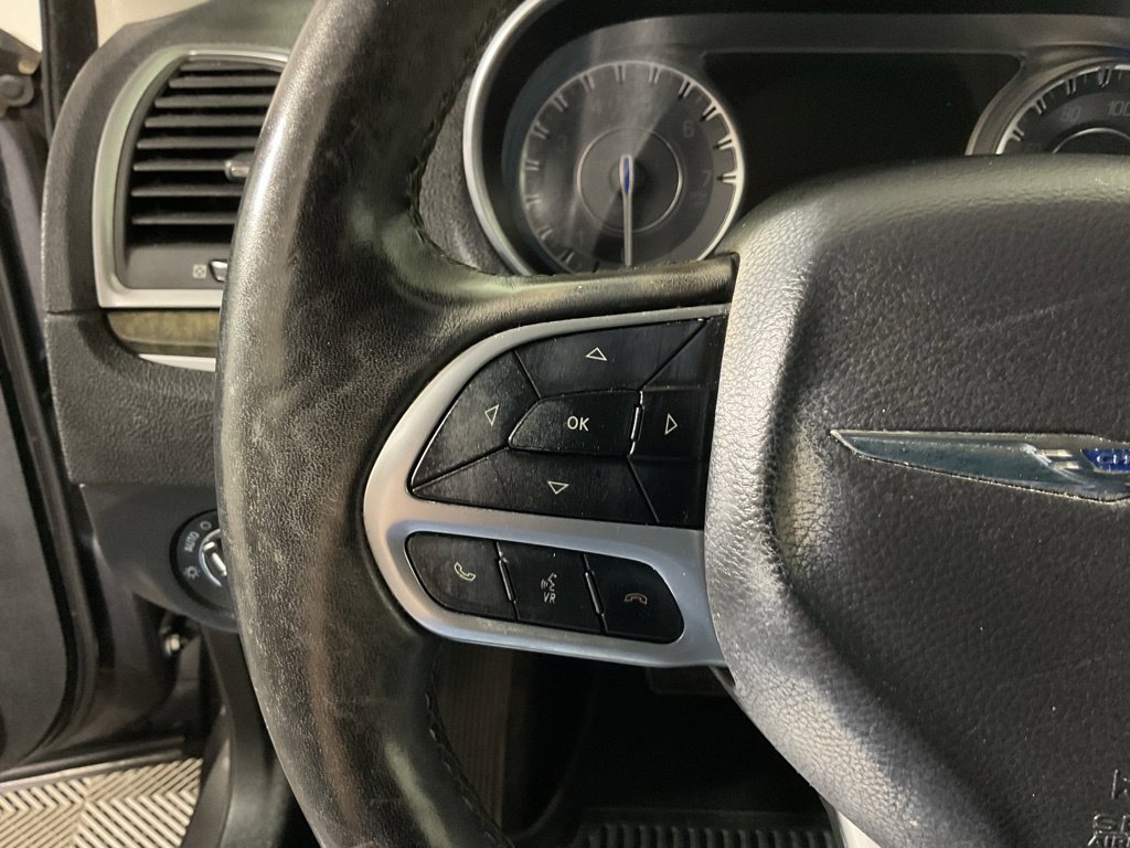 Used 2019 Chrysler 300 Limited AWD/4WD image 27
