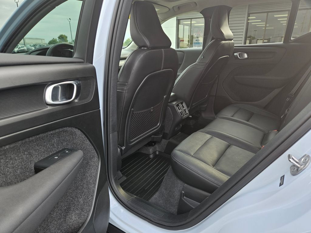 Used 2024 Volvo XC40 B5 Plus AWD/4WD image 12