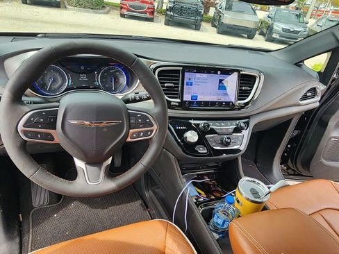 Used 2024 Chrysler Pacifica Pinnacle w/ Trailer Tow Group FWD image 18