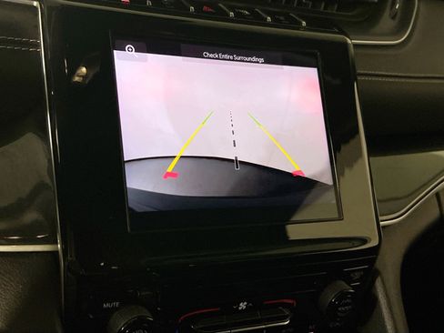 Used 2023 Jeep Grand Cherokee L Laredo image 13