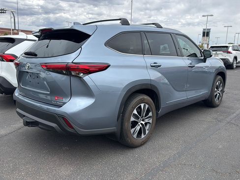 Used 2022 Toyota Highlander XLE AWD/4WD image 8