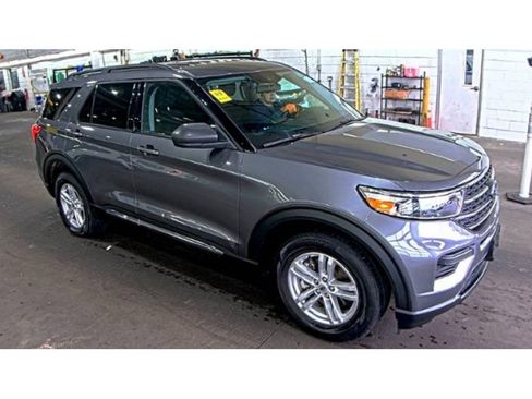 Used 2022 Ford Explorer XLT image 3