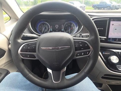 Used 2023 Chrysler Pacifica Touring-L FWD image 42