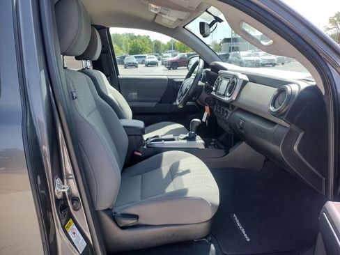 Used 2016 Toyota Tacoma SR5 w/ SR5 Appearance Package (SN) AWD/4WD image 18
