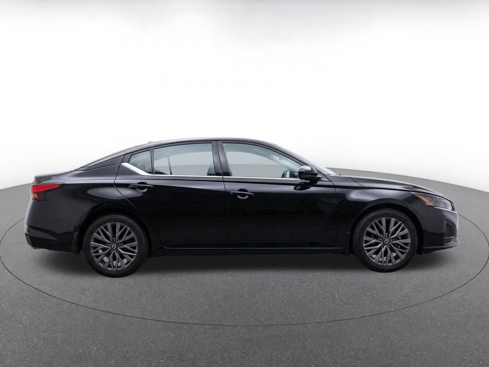 Used 2025 Nissan Altima 2.5 SV FWD image 9