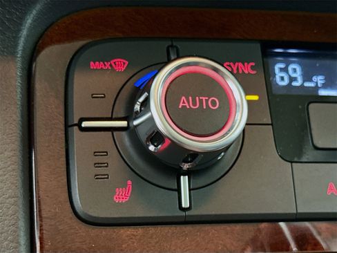 Used 2014 Volkswagen Touareg VR6 image 19