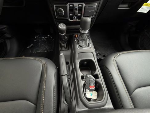 New 2025 Jeep Gladiator Sport image 17