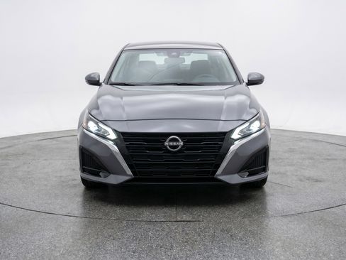 Used 2025 Nissan Altima 2.5 SV FWD image 2