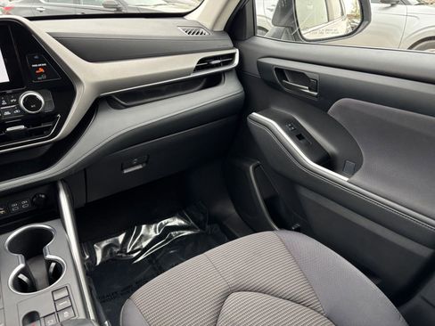 Used 2025 Toyota Highlander LE FWD image 38