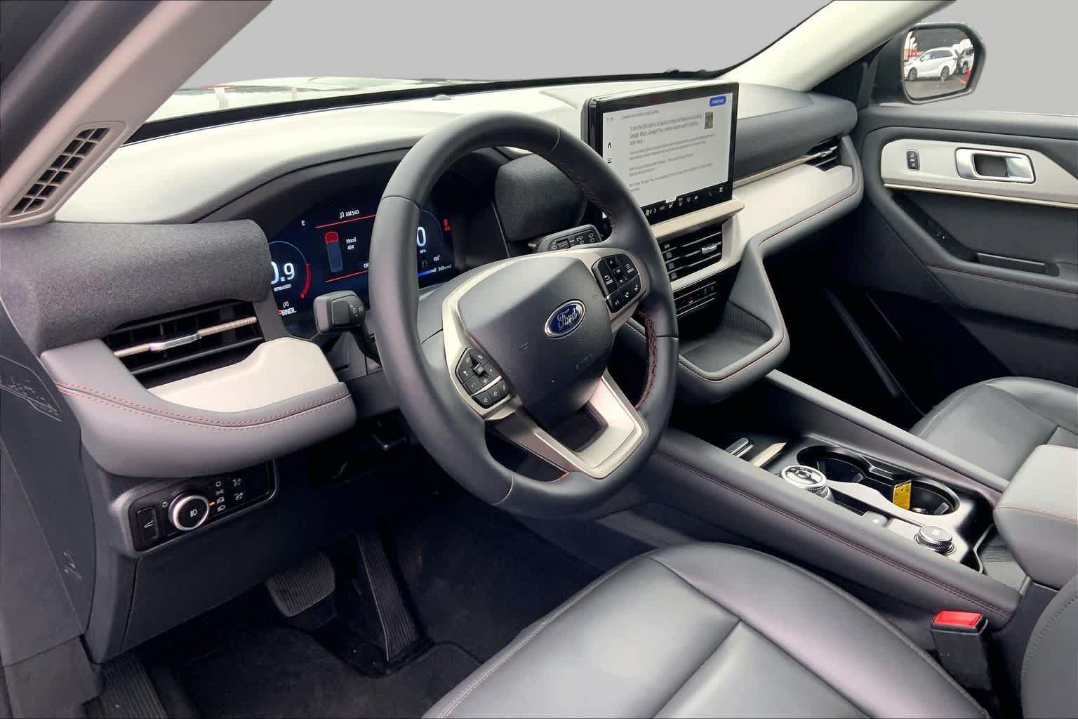 Used 2025 Ford Explorer Active w/ Active Comfort Package RWD image 18