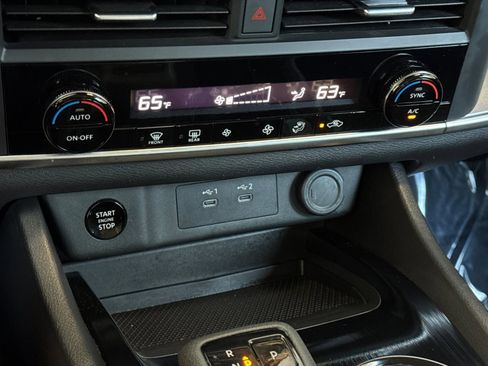 Used 2025 Nissan Rogue SV image 17