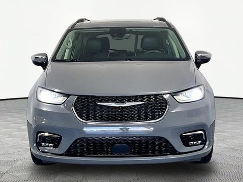 Used 2023 Chrysler Pacifica Limited FWD image 4